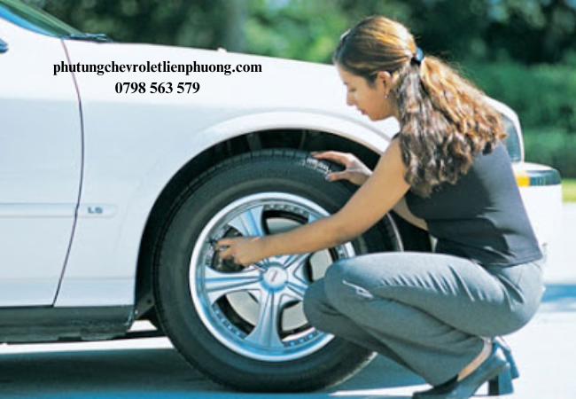 Lốp xe cũ có thể làm giảm khả năng bám đường, gây nguy hiểm Lốp xe cũ có thể làm giảm khả năng bám đường, gây nguy hiểm