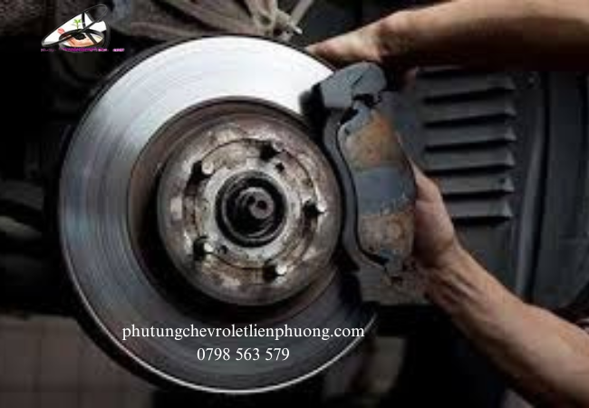 Má phanh ô tô bị mòn cần phải thay gấp để đảm bảo an toàn khi di chuyển Má phanh ô tô bị mòn cần phải thay gấp để đảm bảo an toàn khi di chuyển