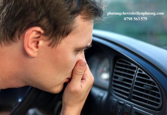 Cần làm sạch hoặc thay thế bộ lọc gió điều hòa để tránh mùi khó chịu khi ngồi trên xe Cần làm sạch hoặc thay thế bộ lọc gió điều hòa để tránh mùi khó chịu khi ngồi trên xe