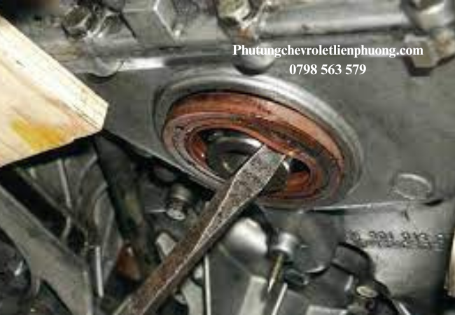 Hư hỏng phớt đầu trục cơ Captiva là sự xuất hiện của vết dầu dưới gầm xe Hư hỏng phớt đầu trục cơ Captiva là sự xuất hiện của vết dầu dưới gầm xe