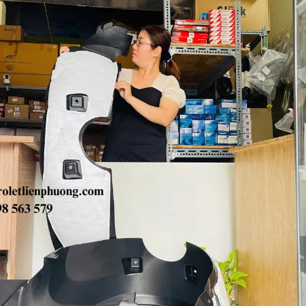 Chắn bùn lòng tai xe trước captiva c140 chính hãng mã 95062930 - bảo vệ gầm xe