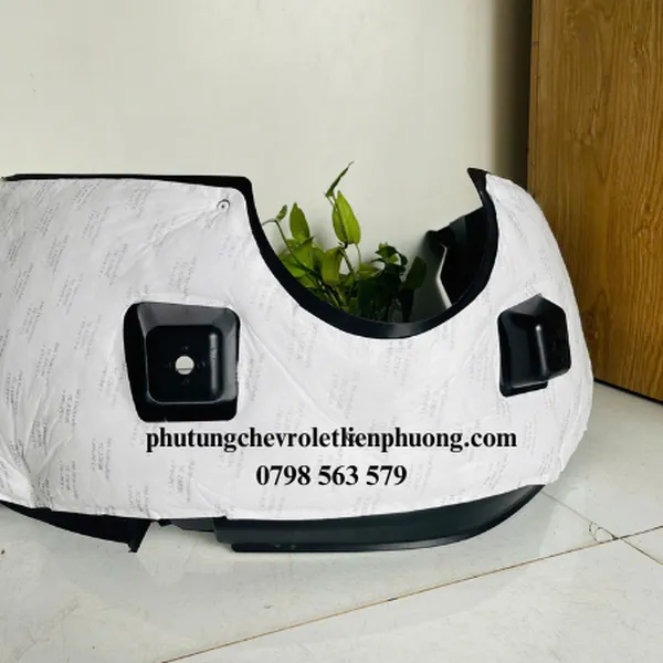 Chắn bùn lòng tai xe trước captiva c140 chính hãng mã 95062930 - bảo vệ gầm xe