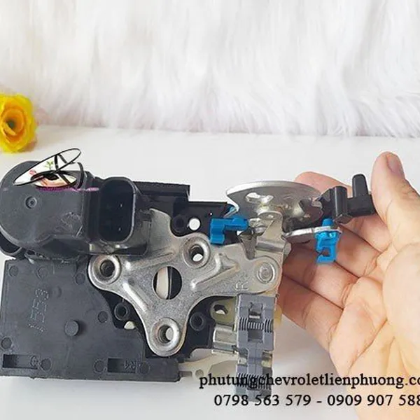 Cơ cấu khóa cửa sau phải xe gentra aveo, xuất xứ chính hãng chevrolet