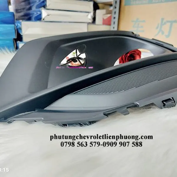 Ốp đèn gầm đen trái chevrolet trax chính hãng gm mã 42532984