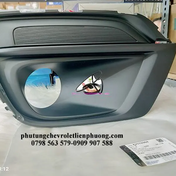 Ốp đèn gầm đen trái chevrolet trax chính hãng gm mã 42532984