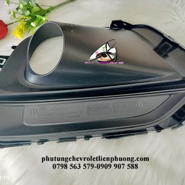 Ốp đèn gầm đen trái chevrolet trax chính hãng gm mã 42532984
