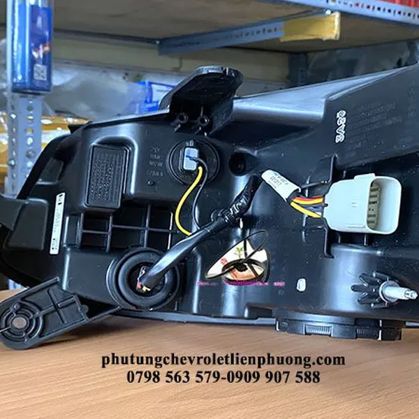 Đèn pha phải chevrolet trax chính hãng gm chất lượng 42725341