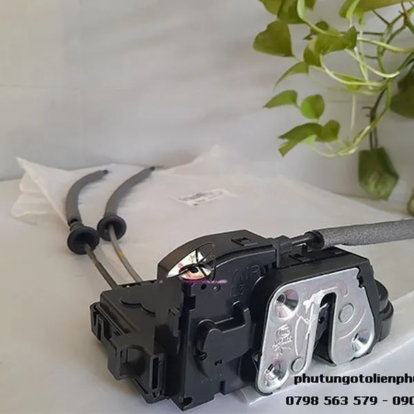 Khoá ngậm cửa sau trái xe Hyundai sonata chính hãng