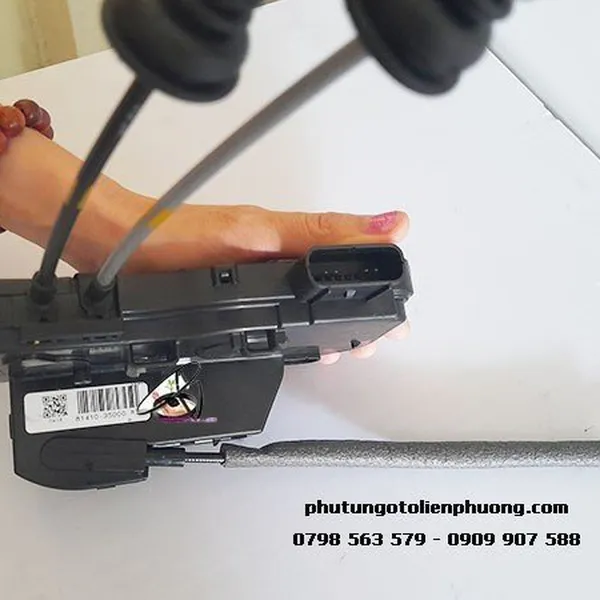 Khoá ngậm cửa sau trái xe Hyundai sonata chính hãng