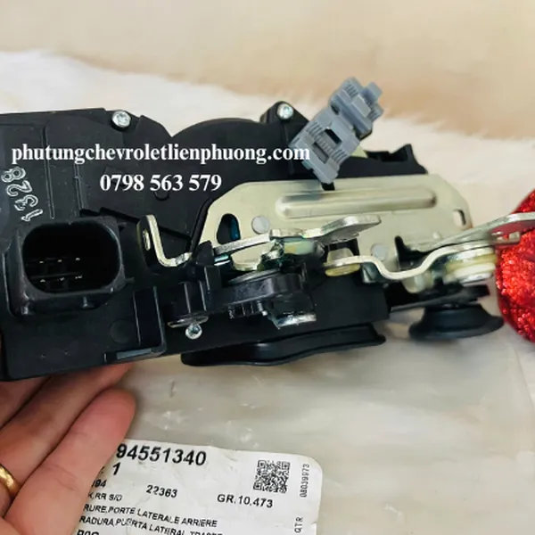Cơ cấu khoá cửa sau trái Captiva C100 , C140 chính hãng 94551340