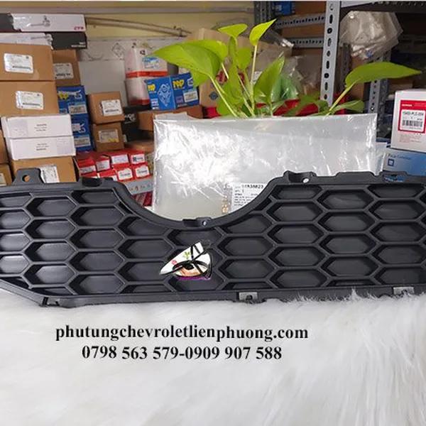 Lưới cản dưới trước trái chevrolet captiva chính hãng mã 94838823