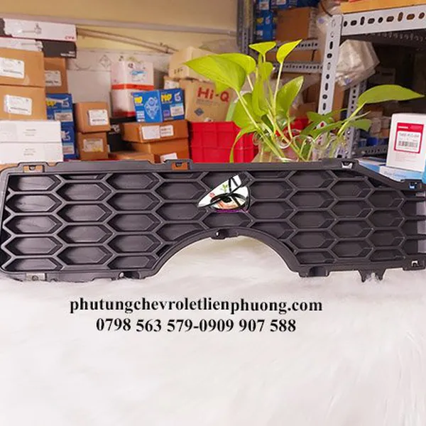 Lưới cản dưới trước trái chevrolet captiva chính hãng mã 94838823