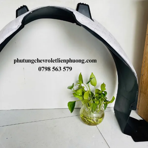 Chắn bùn lòng tai xe trước captiva c140 chính hãng mã 95062930 - bảo vệ gầm xe