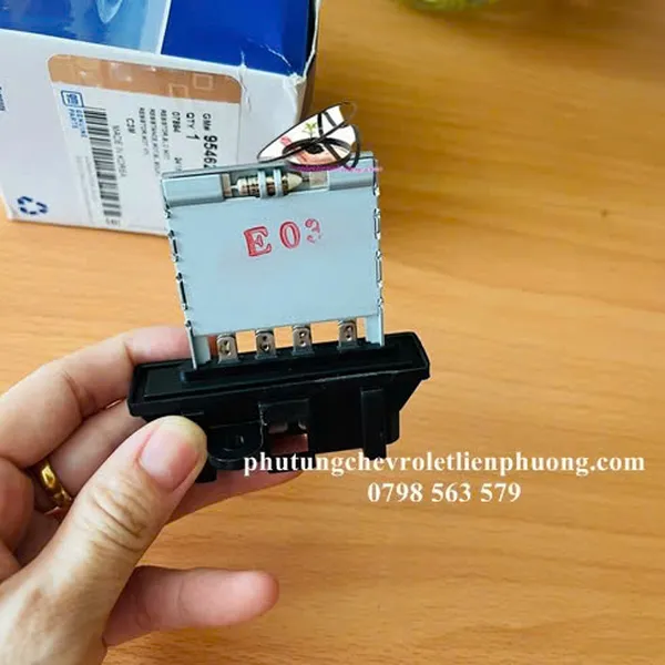 Biến trở quạt dàn lạnh Chevrolet spark m300, matiz 4 chính hãng mã 95462548