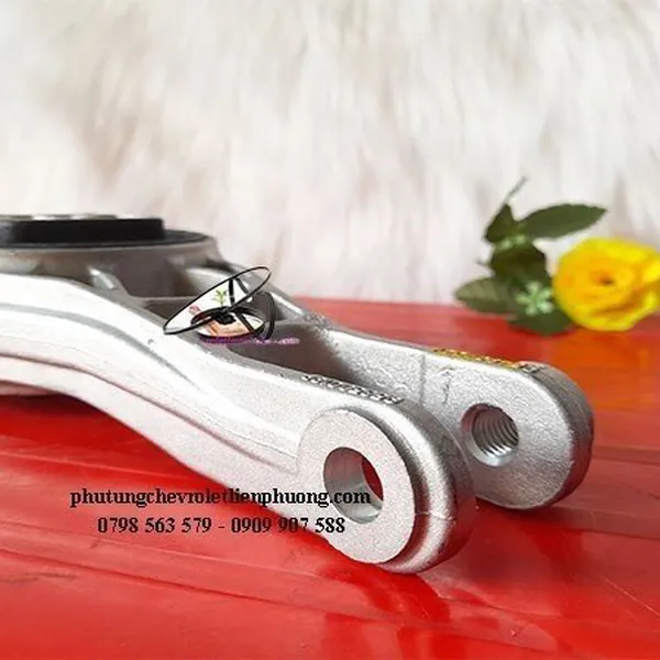 Thanh giằng chân máy sau xe ô tô trax chính hãng