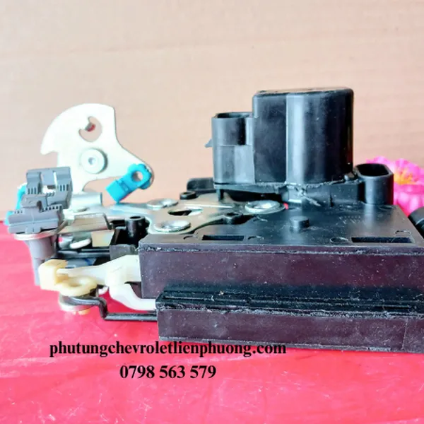 Ổ khoá ngậm cửa trước trái Chevrolet Vivant chính hãng mã 96292105