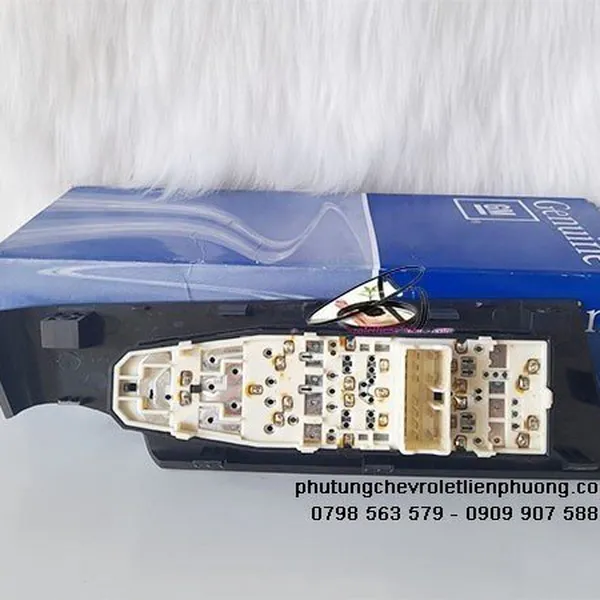 Công tắc nâng kính tổng xe gentra aveo chính hãng gm