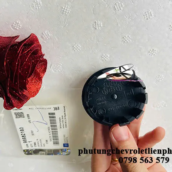 Nắp chụp mâm Spark M300, Captiva c140 chính hãng màu bạc 96682160