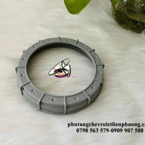 Nắp giữ cụm bơm xăng chevrolet spark m300 matiz 4 chính hãng 96892242