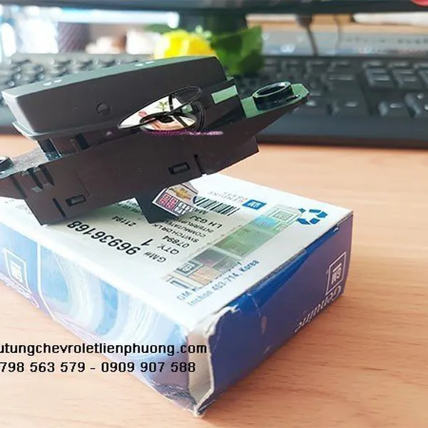 Công tắc khóa cửa trên taplo xe Laceti nhập - Sự an toàn chuyên nghiệp.