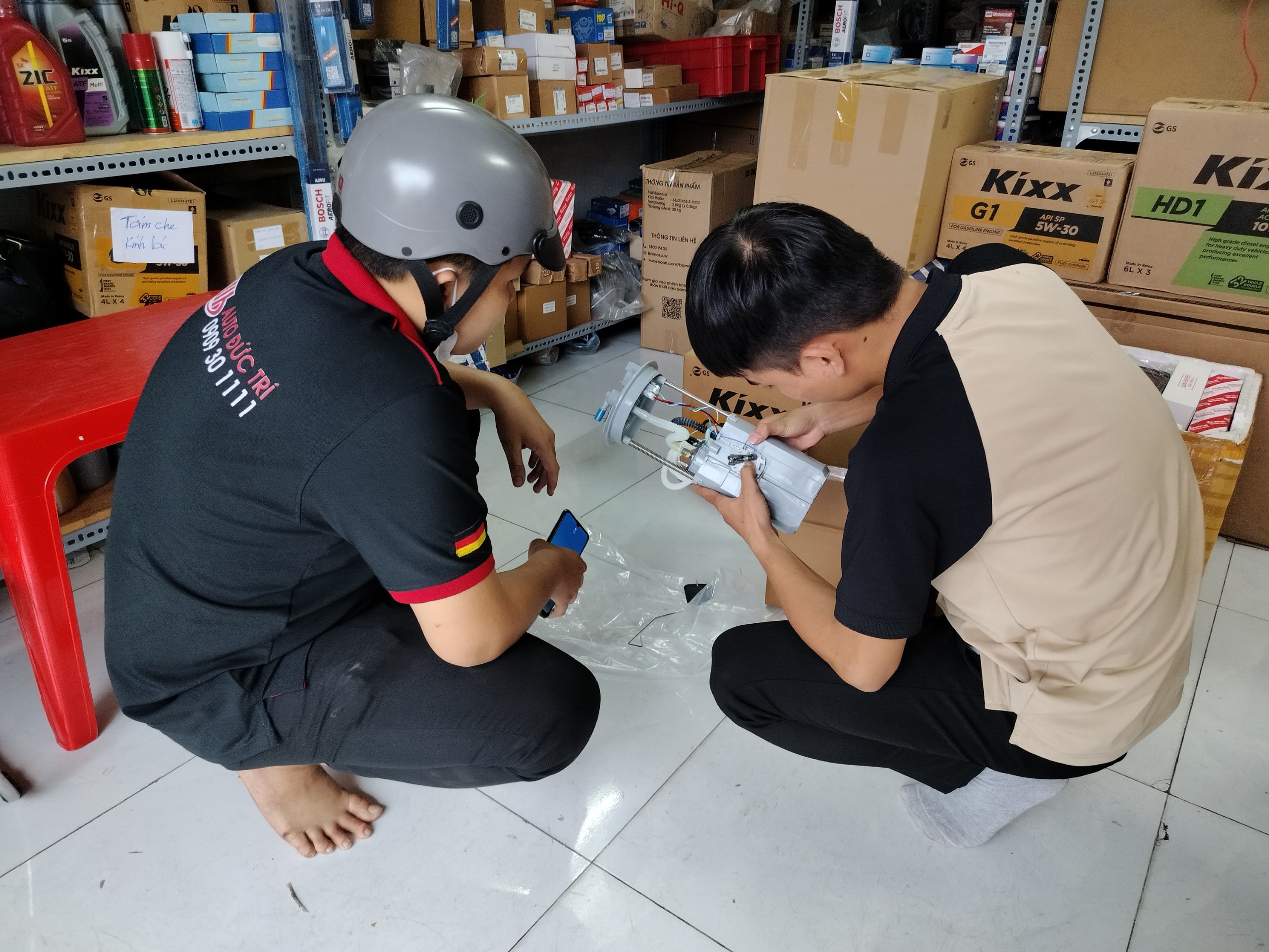 xem hàng ở phụ tùng chevrolet Liên Phương với sự hỗ trợ của nhân viên xem hàng ở phụ tùng chevrolet Liên Phương với sự hỗ trợ của nhân viên