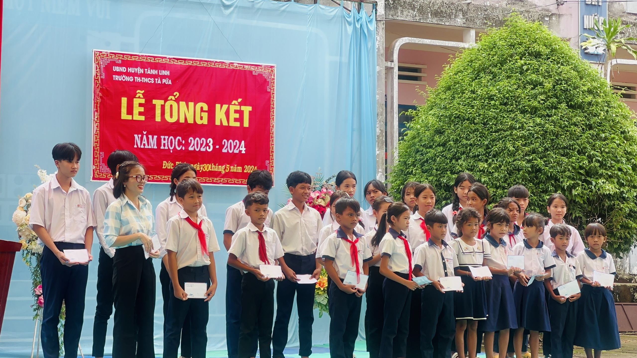 trao tặng quà yêu thương đến các em học sinh nghèo khó vùng sâu trao tặng quà yêu thương đến các em học sinh nghèo khó vùng sâu