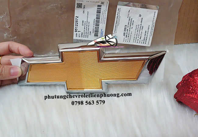 Logo Chevrolet Spark tượng trưng cho sự chuyển động và năng động, phản ánh tính chất linh hoạt của xe Logo Chevrolet Spark tượng trưng cho sự chuyển động và năng động, phản ánh tính chất linh hoạt của xe