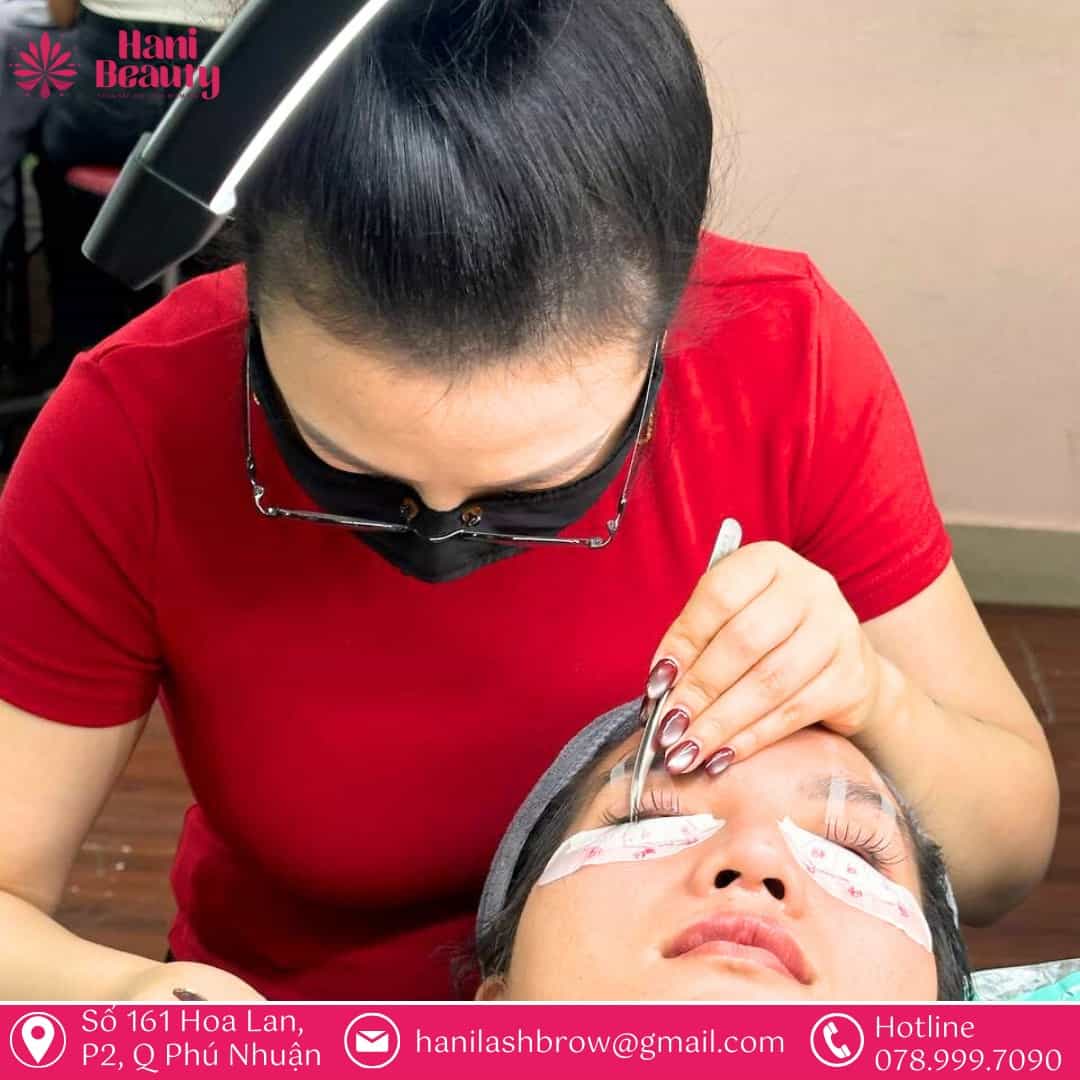 Kỹ thuật viên nối mi đang sử dụng keo chống dị ứng cho khách hàng.