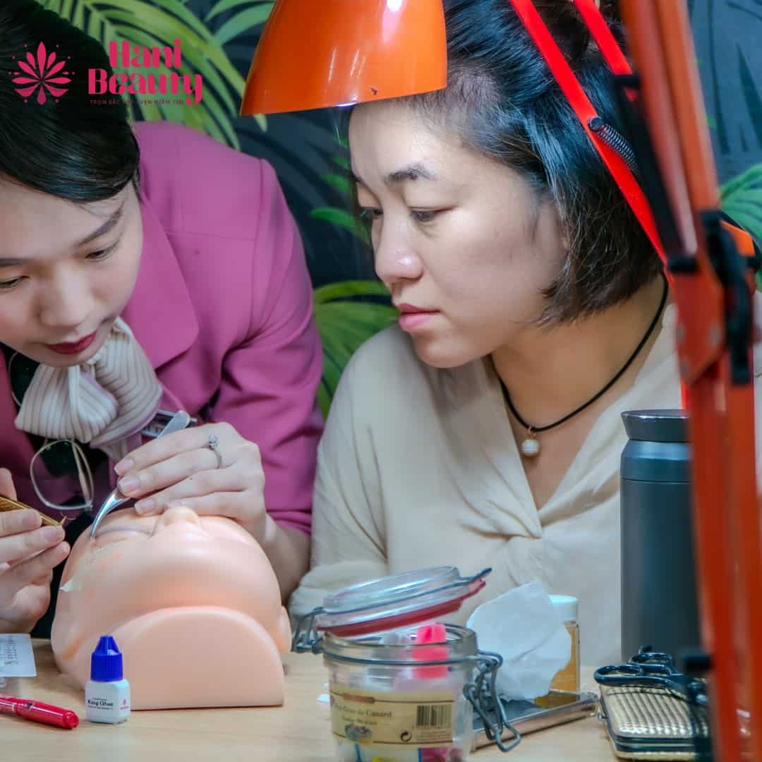 Kinh nghiệm chọn và bảo quản keo nối mi hiệu quả cho thợ chuyên nghiệp.