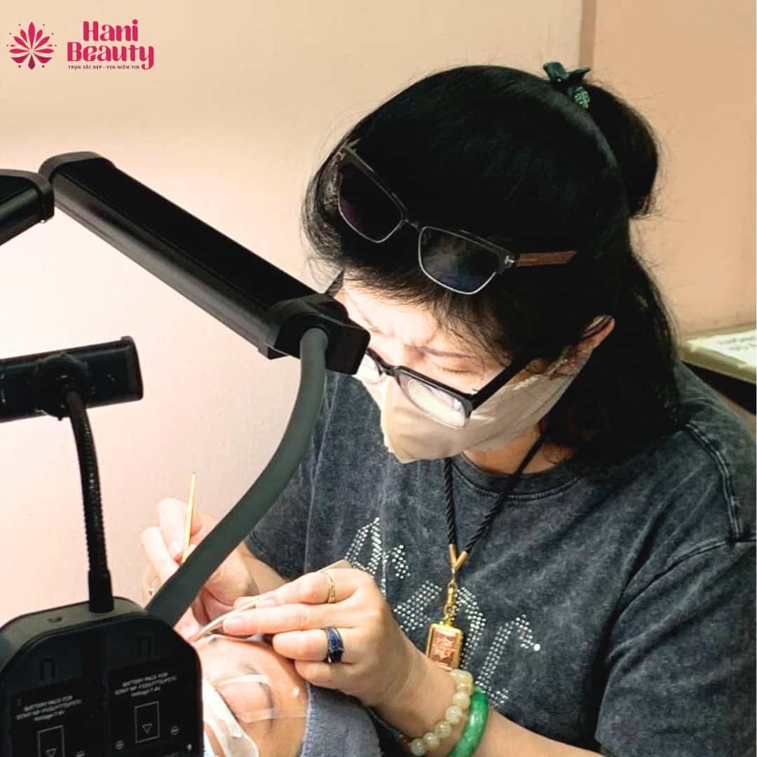 Hình ảnh minh họa thời gian khô của keo nối mi trên mi giả.