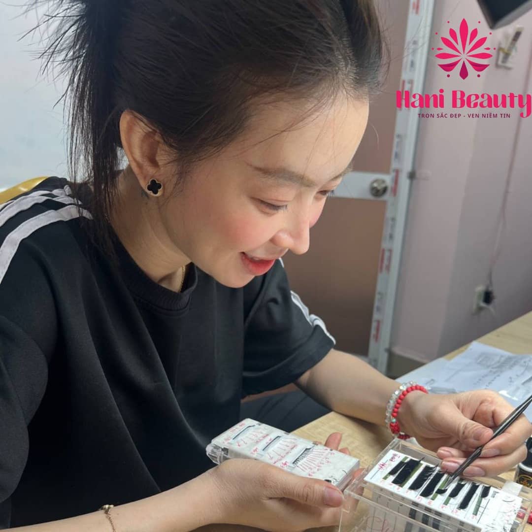 Mi khay giúp thao tác nhanh, sợi mi mềm nhẹ và tự nhiên.