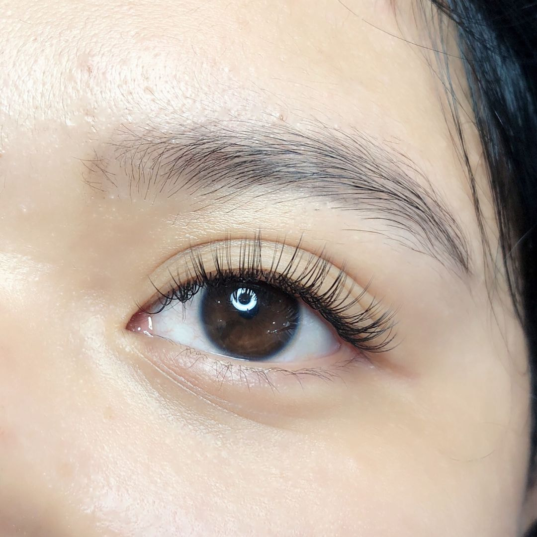 Nên uốn mi hay nối mi