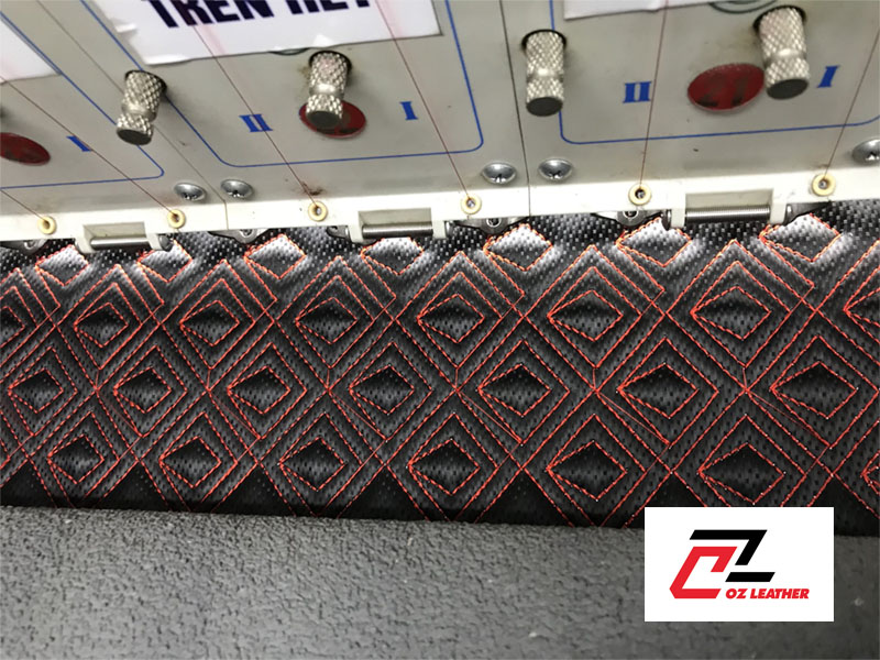 Cận cảnh quy trình in dệt họa tiết tỉ mỉ trên da PU 5D. Cận cảnh quy trình in dệt họa tiết tỉ mỉ trên da PU 5D.