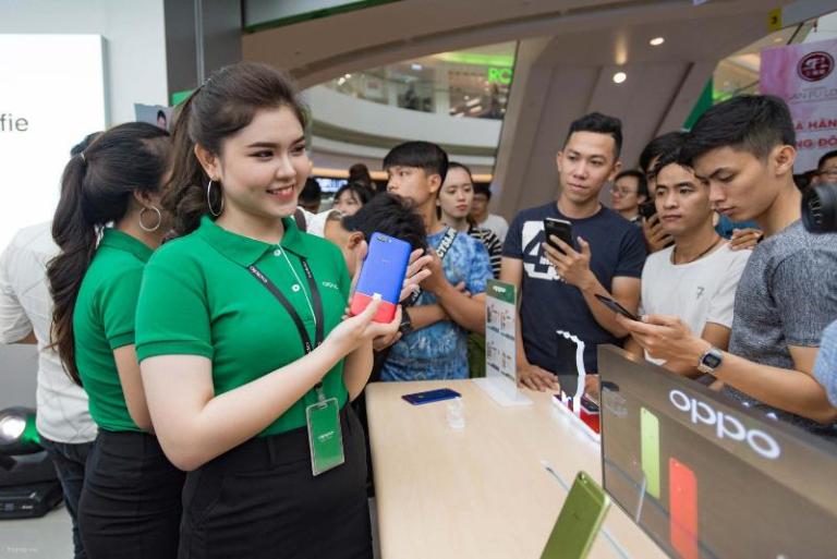 Mẫu áo đồng phục sự kiện Oppo ra mắt sản phẩm mới