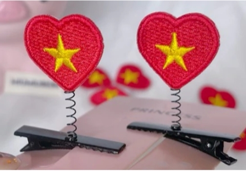 Kẹp tóc cờ tim đứng