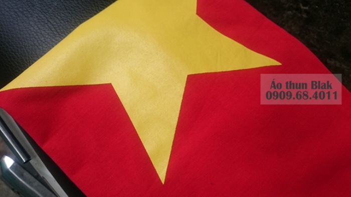 In lụa trên nền vải áo cờ đỏ sao vàng