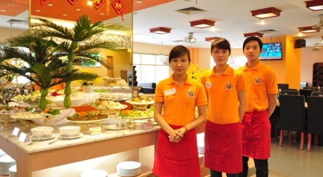 Áo thun đồng phục quán tạo cảm giác bình đẳng