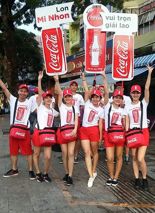 Mẫu đồng phục quảng cáo của nhân viên Coca Cola