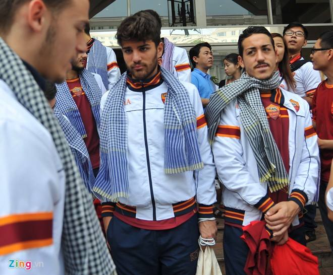 du khách sử dụng khăn rằn