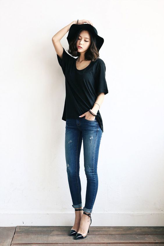 Phối áo thun trơn đen với quần jean bó