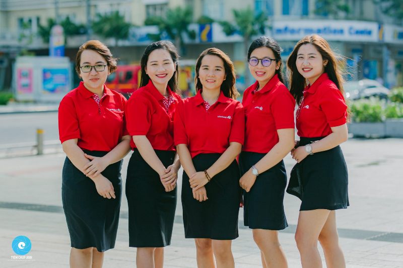 Hình chụp nhân viên trong bộ đồng phục đẹp