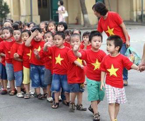 Áo cờ đỏ sao vàng cho bé