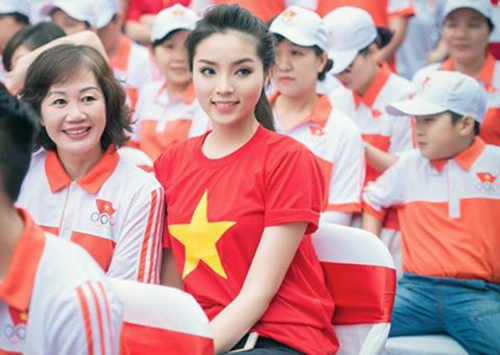 Bạn không muốn mua số lượng lớn mà chỉ muốn mua lẻ áo cờ Việt Nam? Bạn không cần phải lo lắng về giá vì chúng tôi đang cung cấp áo cờ đỏ sao vàng với mức giá hợp lý cho mọi khách hàng. Hãy xem hình ảnh để biết thêm chi tiết!