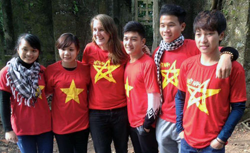 Mẫu áo cờ đỏ sao vàng rỗng có nhiều ứng dụng trong đời sống