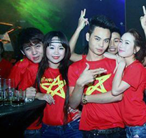 Mẫu áo cờ đỏ sao vàng rỗng