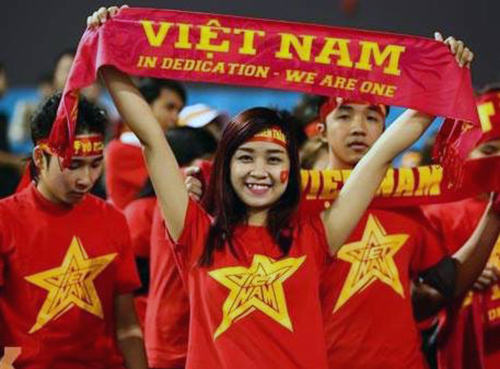 Một trong những mẫu áo cờ đỏ sao vàng cách tân