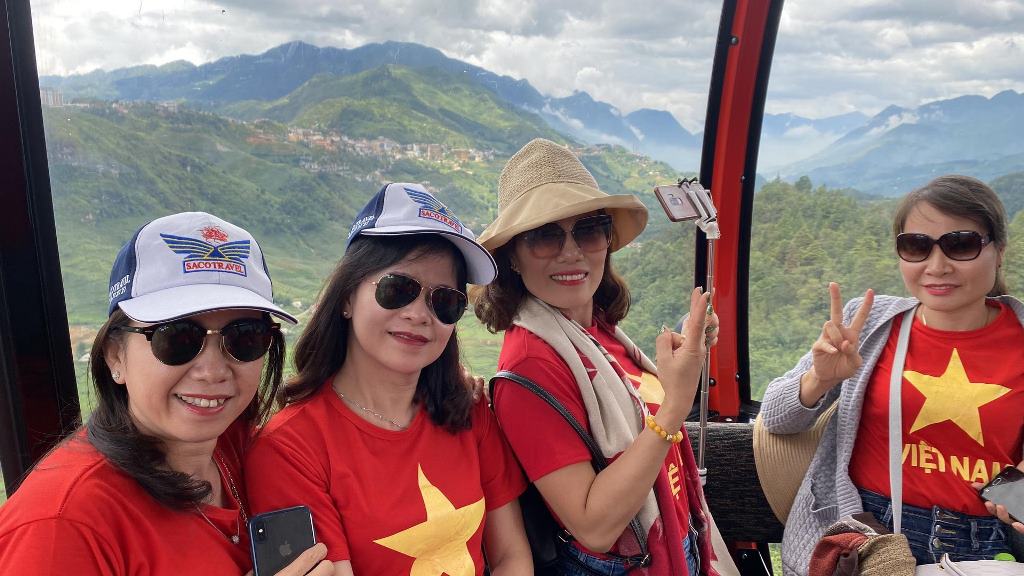 Mẫu áo cờ đỏ sao vàng công ty du lịch Saco Travel - Hình 1