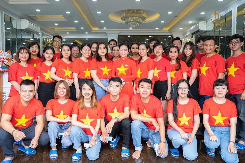 Mẫu áo cờ Việt Nam sử dụng cho nhân viên tại Viện Thẩm Mỹ Diva - Hình 1