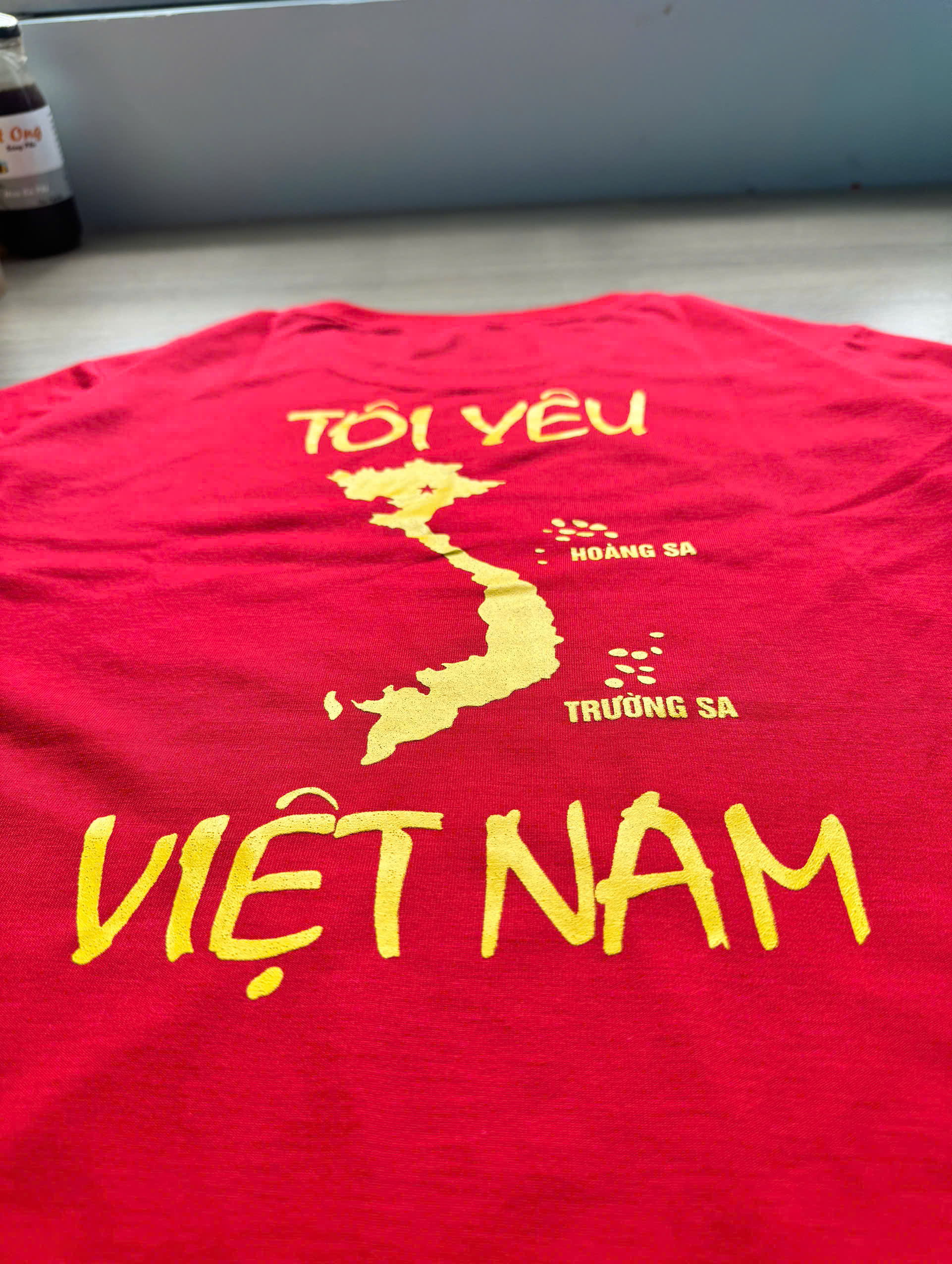 hình in áo thun cờ đỏ in bản đồ Việt Nam mặt sau