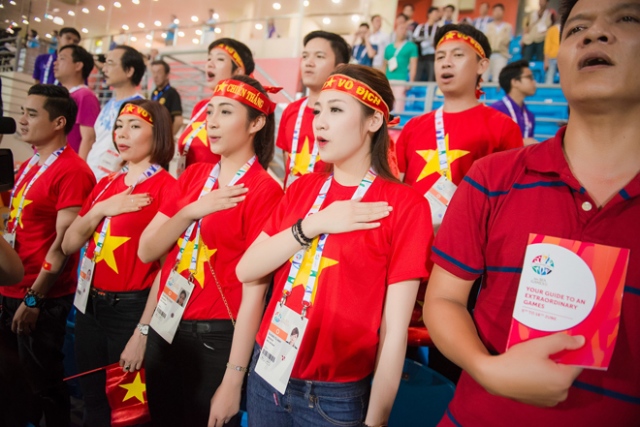 Áo cờ Việt Nam khẳng định lòng tự hào dân tộc